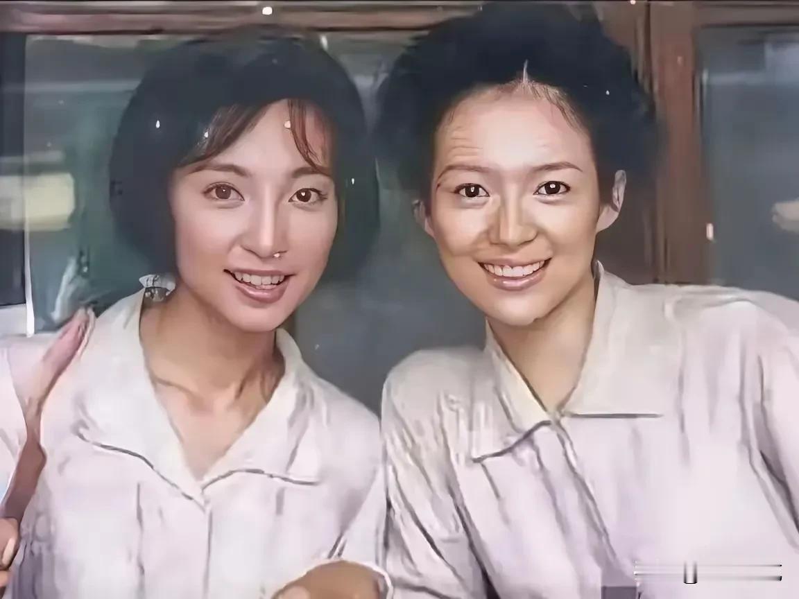 90年代的一张老照片。纯素颜出镜的两位女演员，面黄肌瘦，气色不是很好，不过眼睛灵