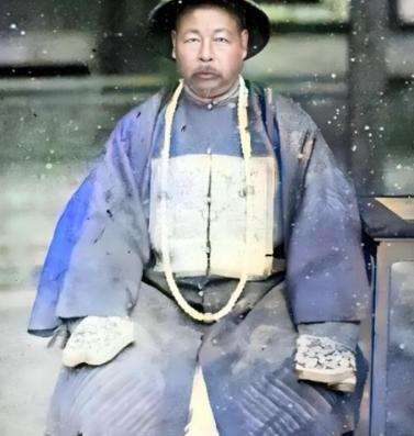 1996年，左宗棠曾孙想回上海，写信给市委，请求分一套低楼层的房，谁料，他时任上