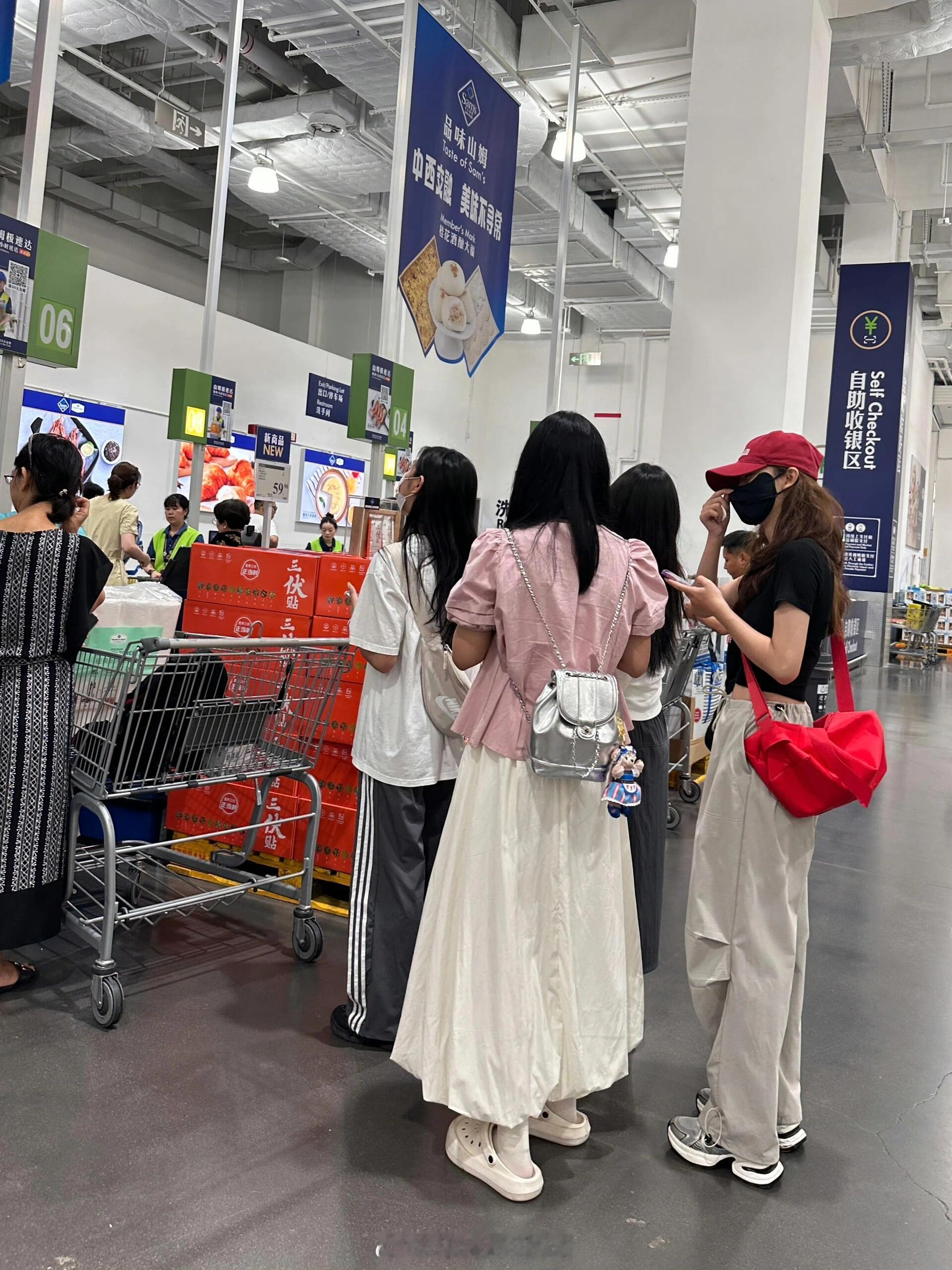 逛山姆看到的！！！姐妹们这条工装裤怎么形容呢，就是看起来很轻薄舒服的样子很适合夏