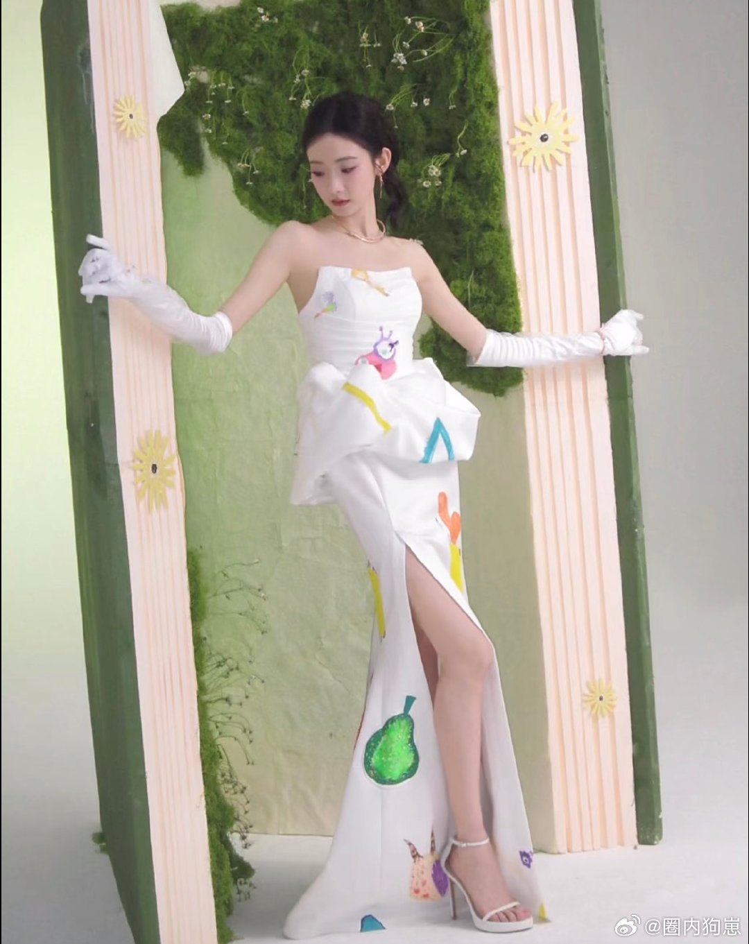 张艺凡这个腿／张艺凡惊人的腿长和比例 张艺凡的身材比例真的太惊人了，长腿又细又直