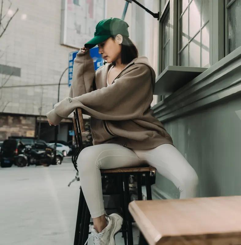 你会穿瑜伽裤逛街或者见客户吗?我觉得穿瑜伽裤逛街还行，见客户就算了。现