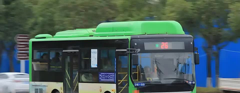 昨日，四川南充一公交车上一位老太太摔倒了，司机将她送医检查并无大碍，另给了她20