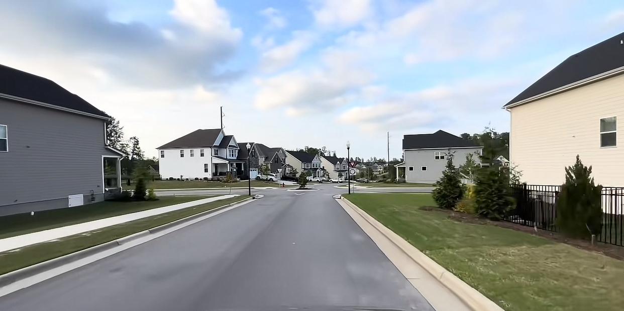 有人在网上发了几张照片，说是美国月收入3000美元的人住的房子。房子确实是挺漂亮