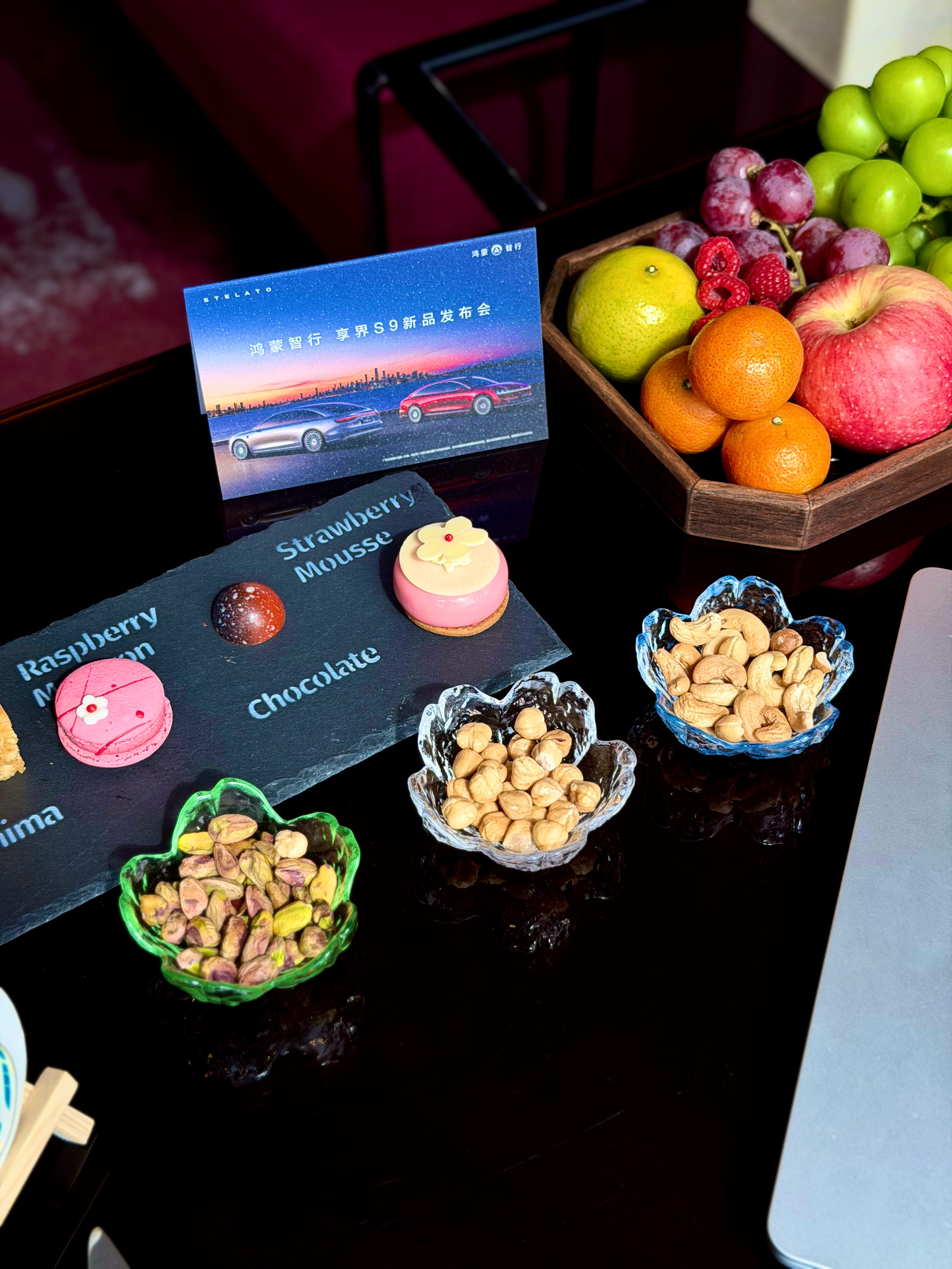 今天办入住比较早用眼神参与了欢迎果盘的摆放全过程小哥说陆续还有300多个房间要送