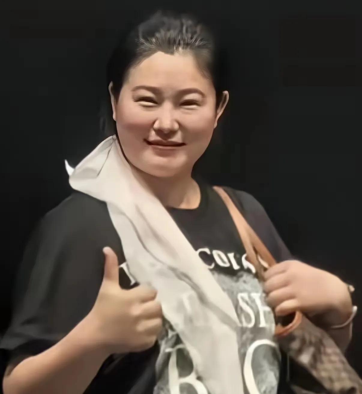 哇靠！这“吨位”重的身材，和李湘有一拼。真是一胖毁所有，一胖成“大婶”啊！曾经