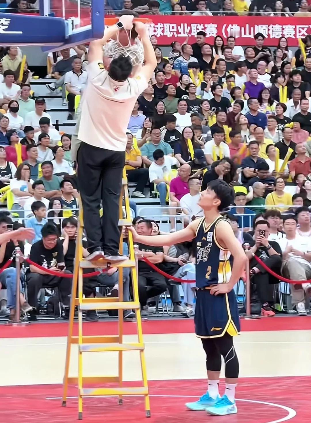 说说扶梯子的一点冷知识。以前的直梯子下面一定得有人扶，这种的安全度只有85%，