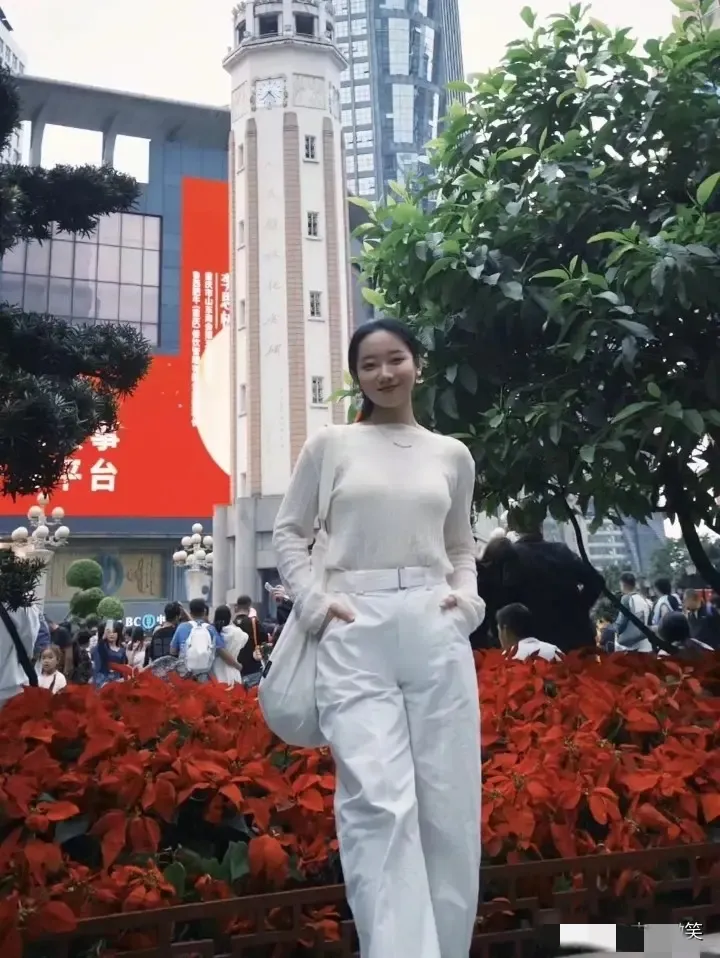我那个做医生的朋友看了三亚游客被蛇咬事件后，他反复叮嘱了我这几个注意事项：1、