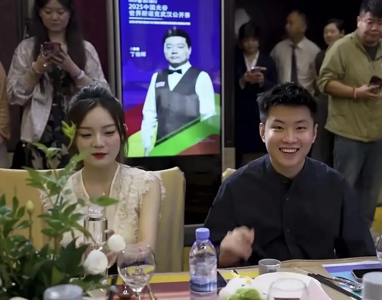 请不要盯着别人女友看，谁还没女友相伴。这一次斯诺克武汉赛晚宴也算一场女友集会，
