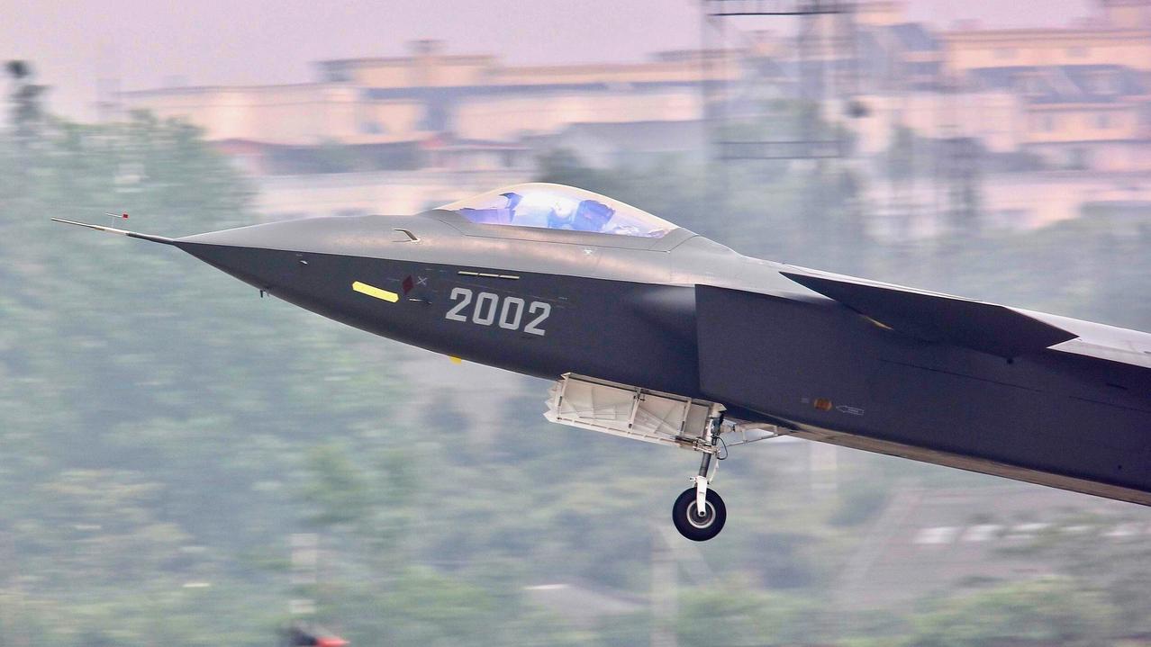 还是歼-20的原型机那会的无框玻璃座舱盖看上去比较爽，那就对是无遮挡三百六十度的