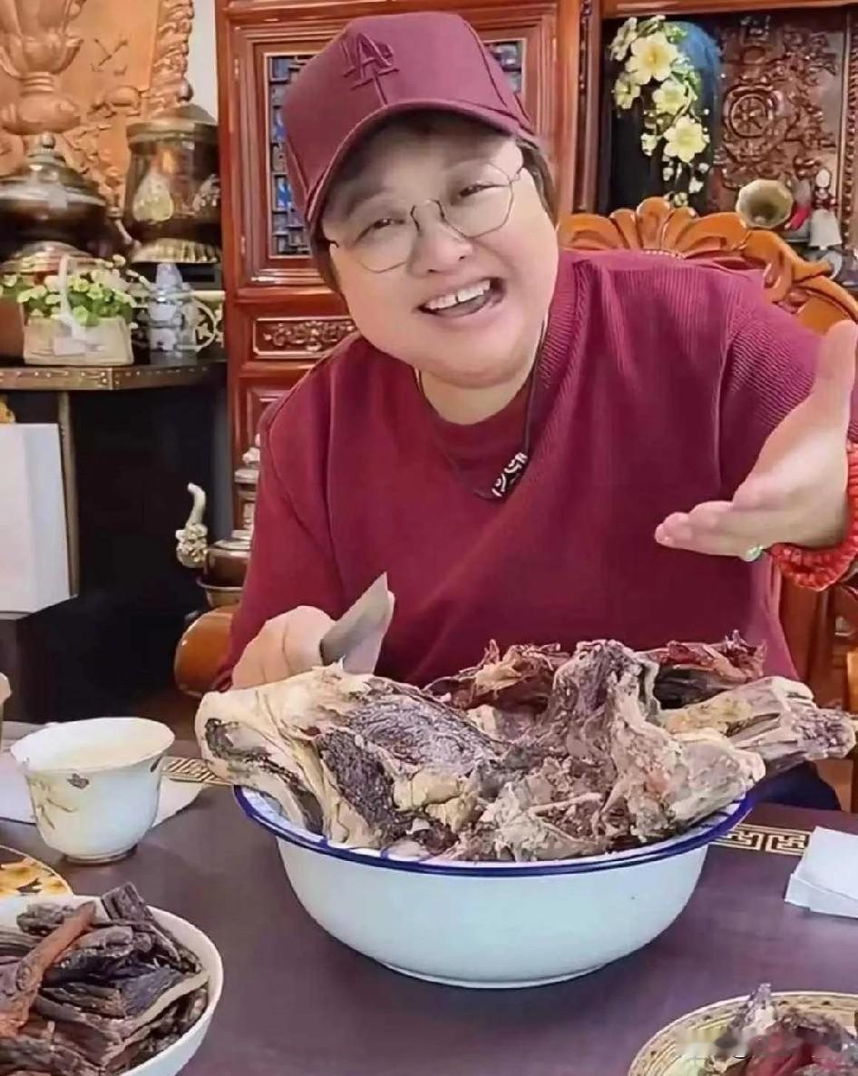韩红曾爆出惊人言论！希望有生之年能看到狗狗和人一样的平等！她其实一直没变，只是
