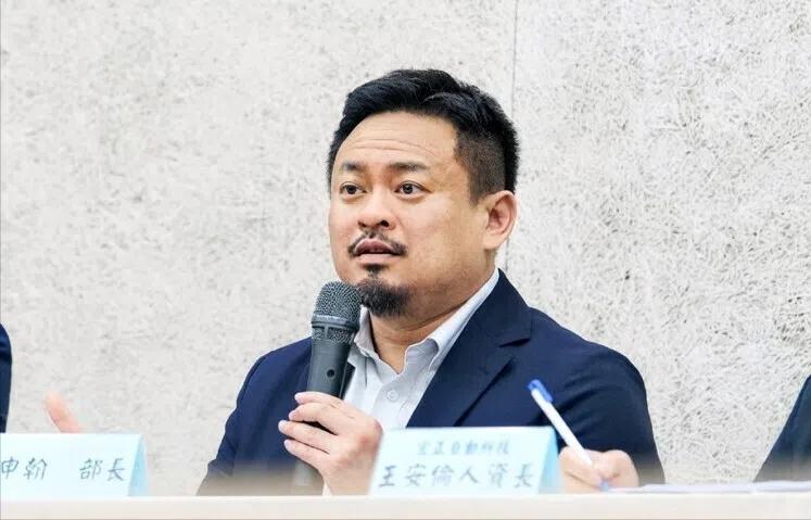 现在知道怕了？9月1日，台民进党当局“劳动部长”洪申翰宣布：“将于9月下旬登