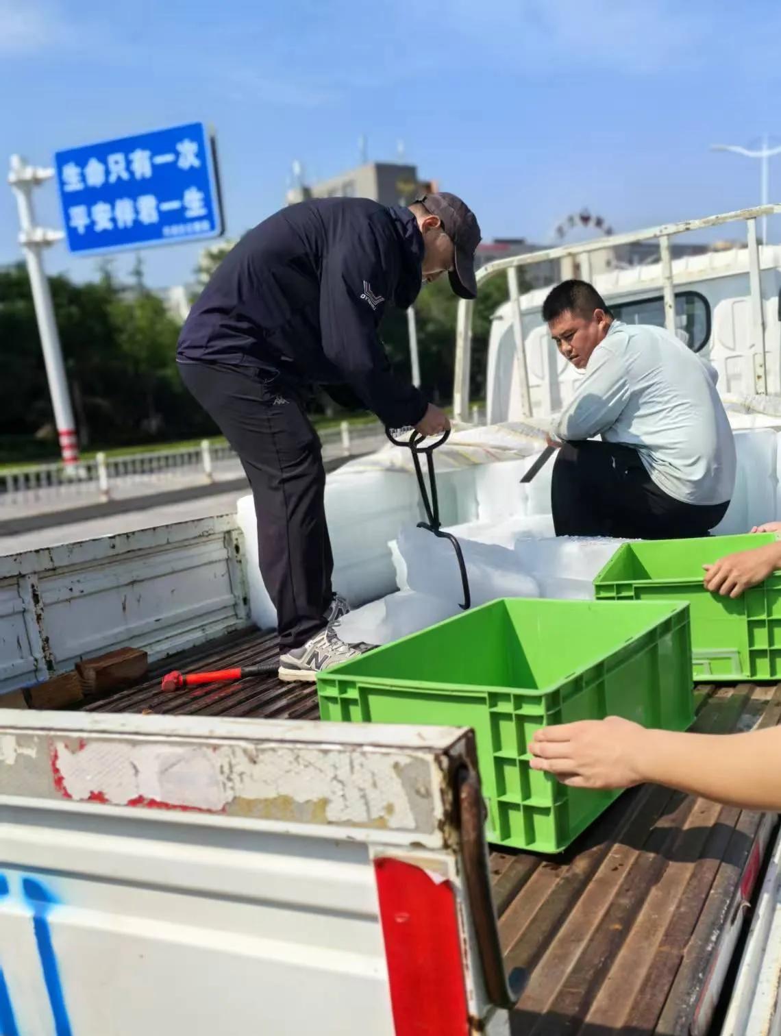 “就应该再多喝点热水，让汗彻底发出来。”这大热天，学校门口一位妈妈雷人的话让大家