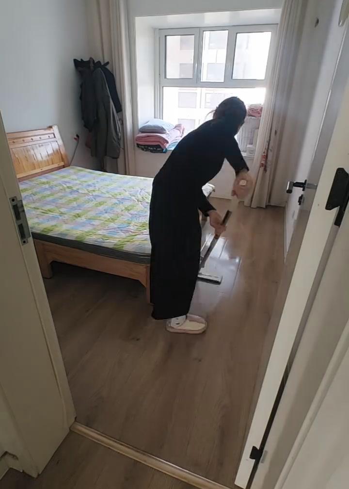 我妈昨天去给一个独居的小伙子做保洁，做完之后，那小伙子说：阿姨，我冰箱里好多我妈