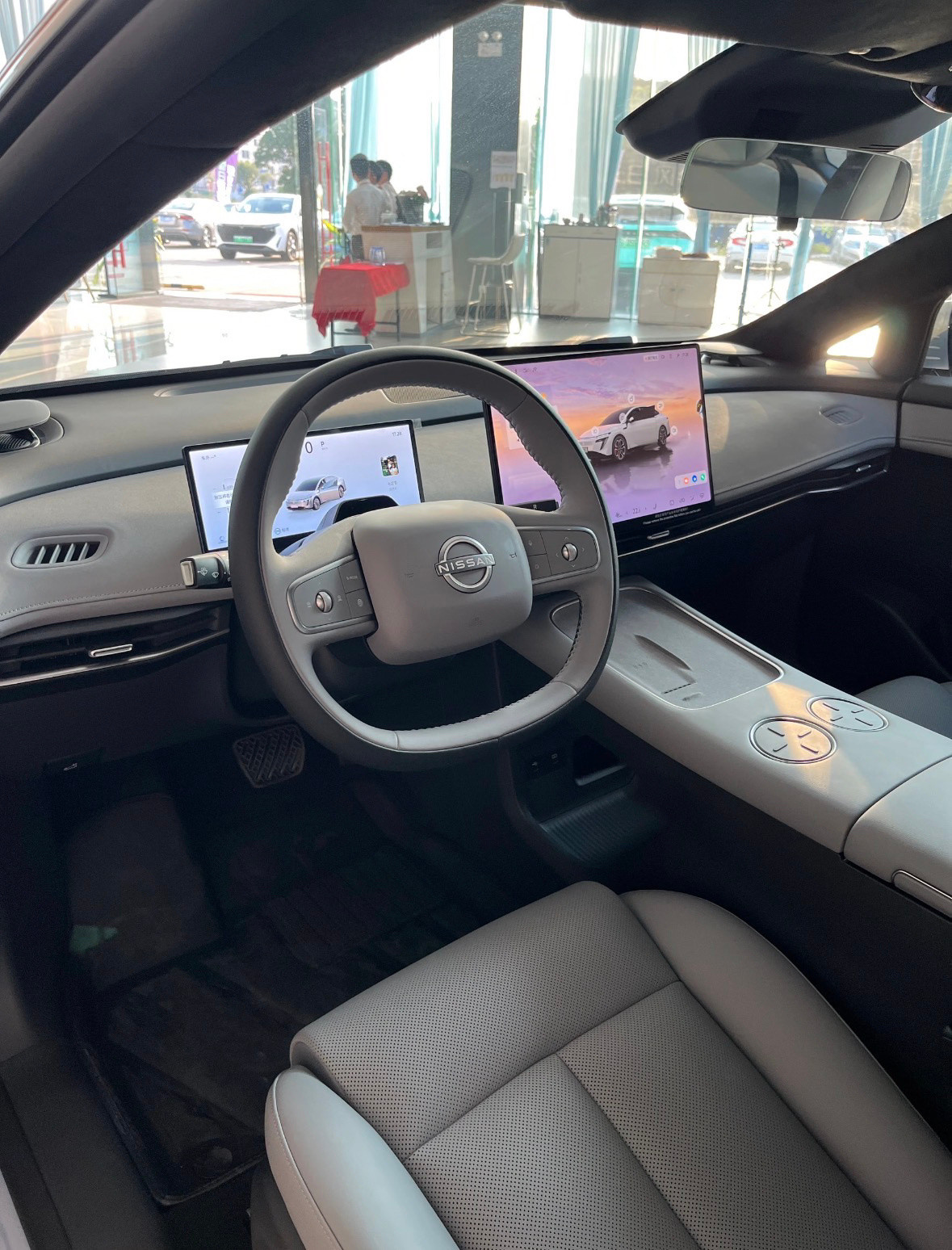 东风日产N7，一台中大型纯电轿车，11.99万起，车身快5米长、轴距2.9米多，用紧凑级的价格买到C
