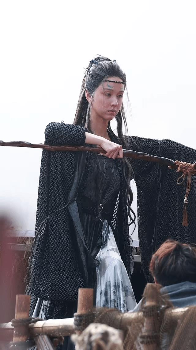 又是笑死在评论区的一天[笑着哭]陈都灵也太难了，难得放下偶像包袱扮演一下老年武侠