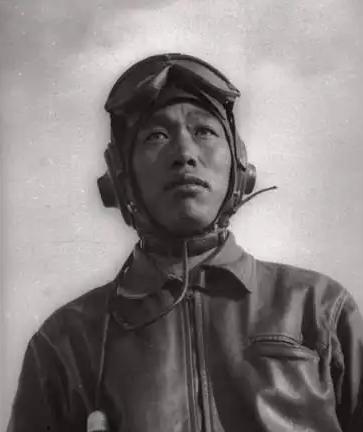 1951年10月，飞行员华龙毅满身鲜血靠在一块石头上，看着手提斧头围上来的陌生面
