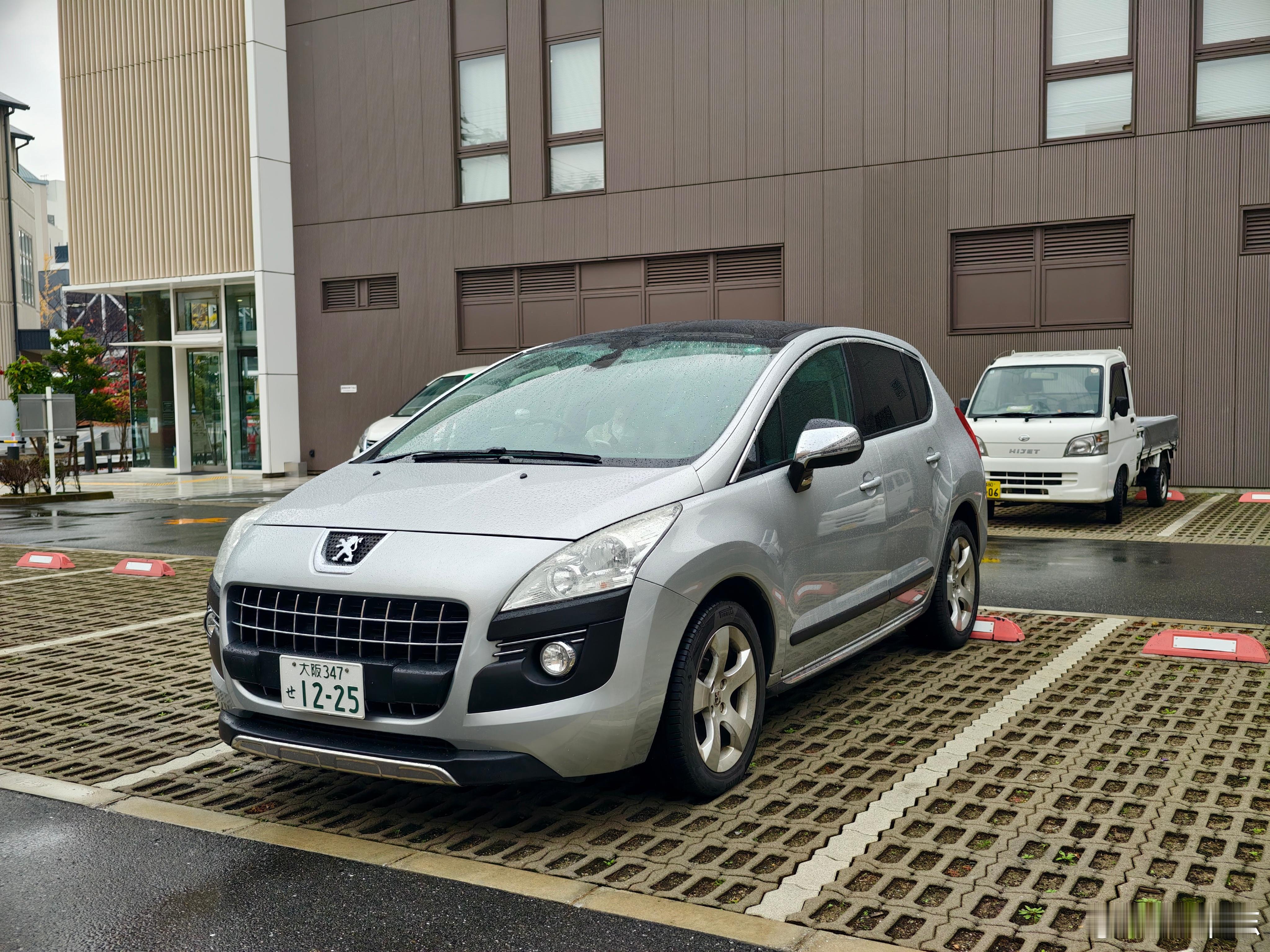 偶遇初代标致3008，是最早的pre-facelift欧规前期款。胖胖的跨