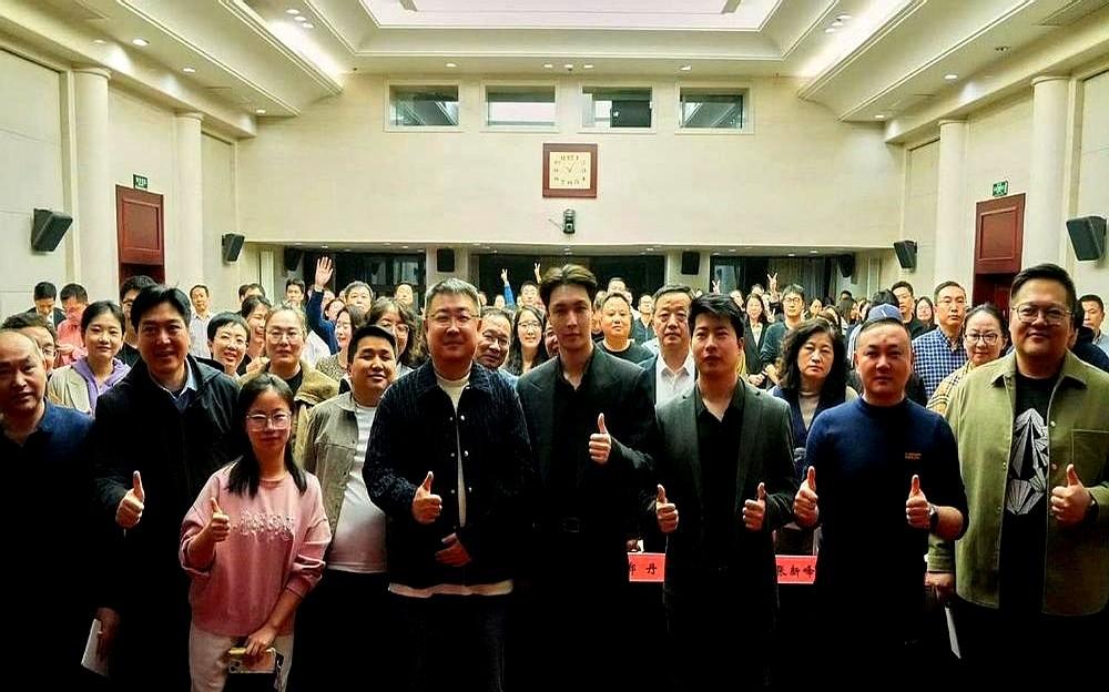 张艺兴工作室这份声明，直接把网上的各种猜测给“锤”碎了。原来，哪有什么“封杀”，