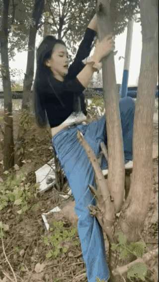 这女娃儿太皮喽，裤子又挂树上了工地上的娘们本段为美女女娃臭美后生女娃山东