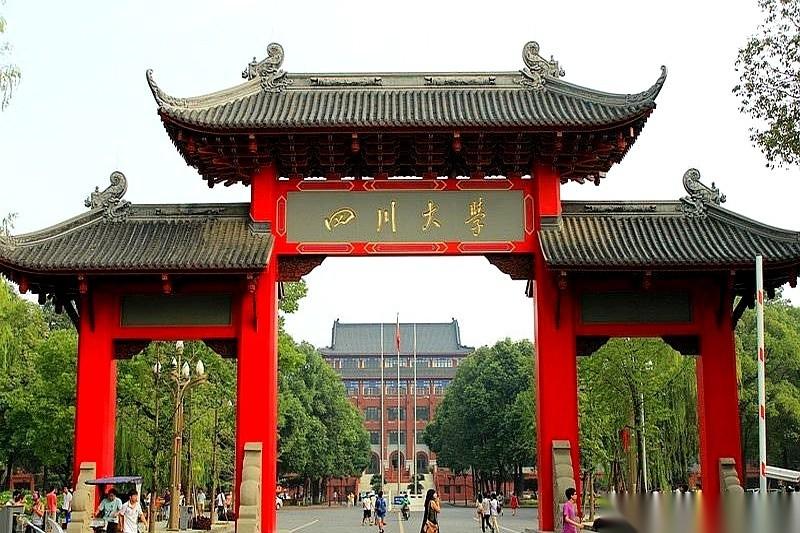 想过没？有两所大学，低调得像在“藏”实力，但随便掰开一个指标，都能把人惊得眼珠子