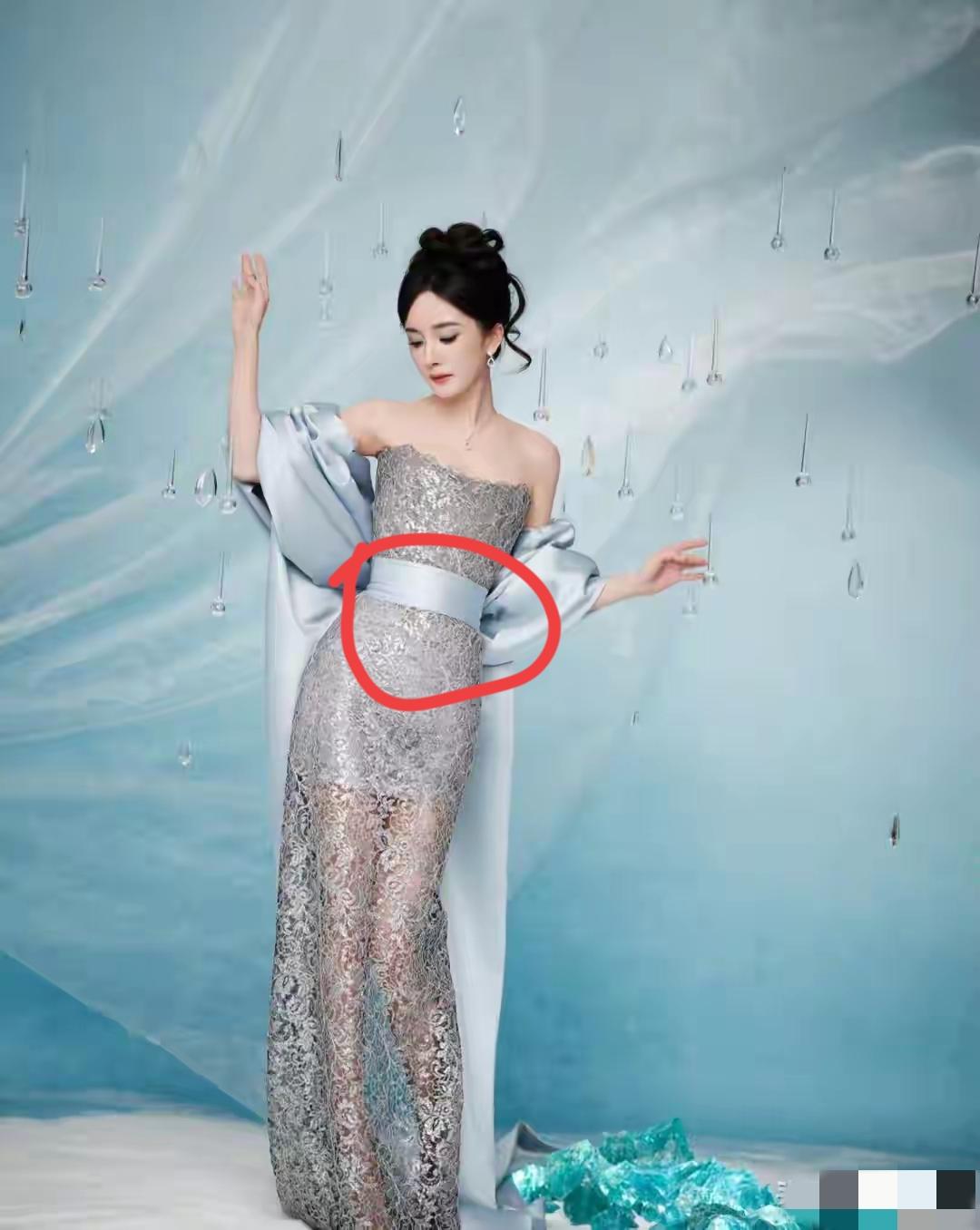 快看快看杨幂最新的服装造型来了，大家有没有发现看起来的感觉有点怪，尤其是腰部