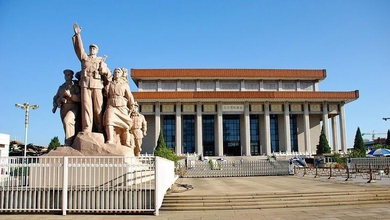 1976年，毛主席走了，可有个事儿难坏了所有人——他的纪念堂到底该建哪儿？按