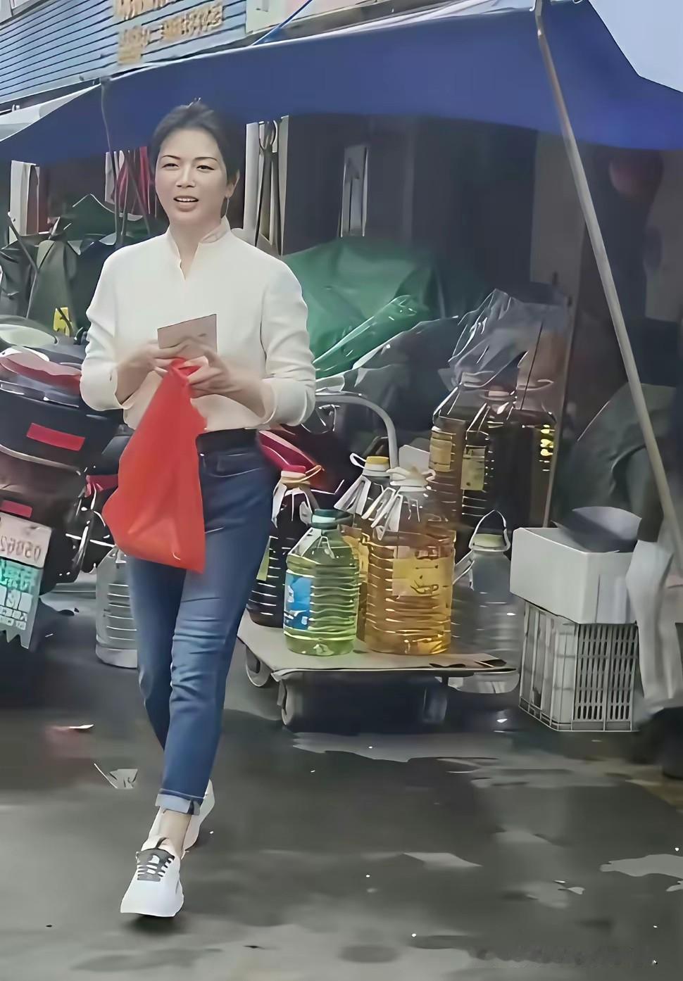周涛长的很壮实，屁股大，腿粗。大脸盘子。演农村妇女，演宋美龄都像。