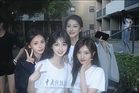 中戏的一张同学合影，每个人都美的很有特色。​​​