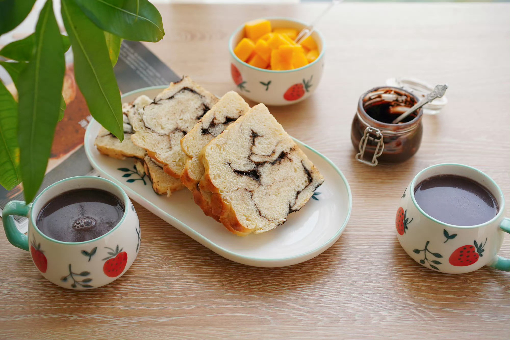 早安早餐🌿🌿🌿有没有被这份早餐治愈🍓☕巧克力纹路吐司软fufu的，抹上巧