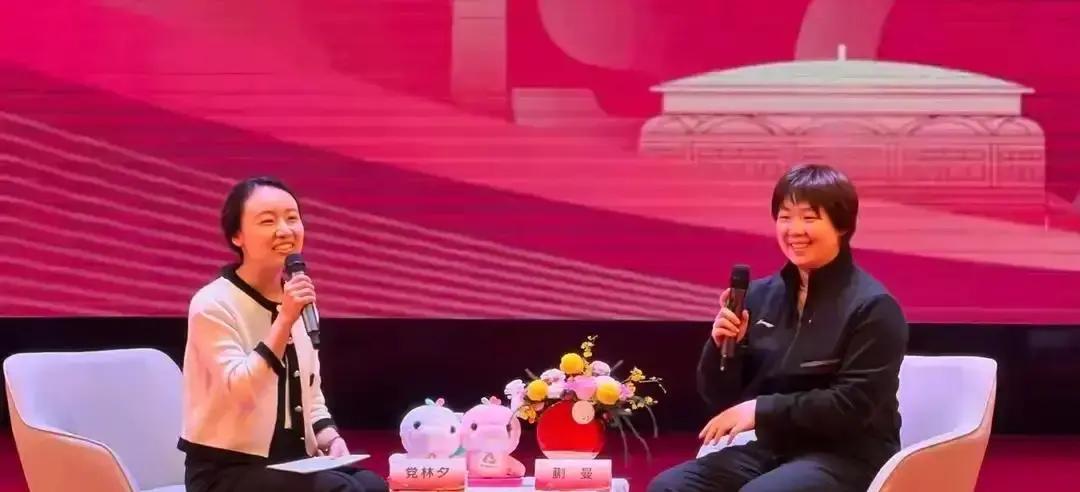 国乒女队最残酷的竞争下，藏着最动人的传承。蒯曼状态跌入谷底时，王曼昱俯身说