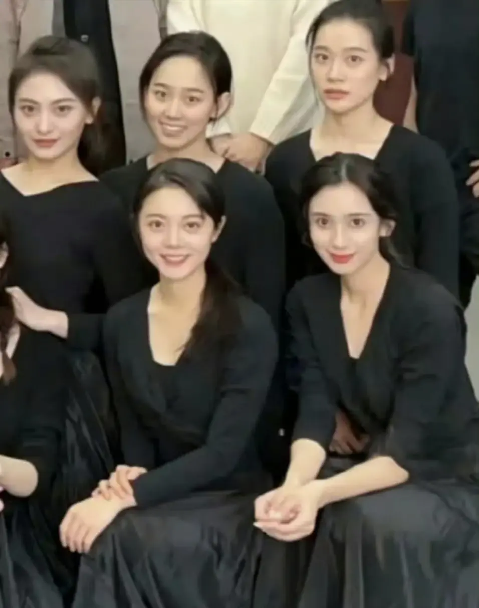 赵今麦大学里的合照，原来她不是最美的​