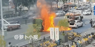 车被烧了，现场没看懂啊。12月29日网友发布，广州乐峰广场一辆货车起火，洒水车