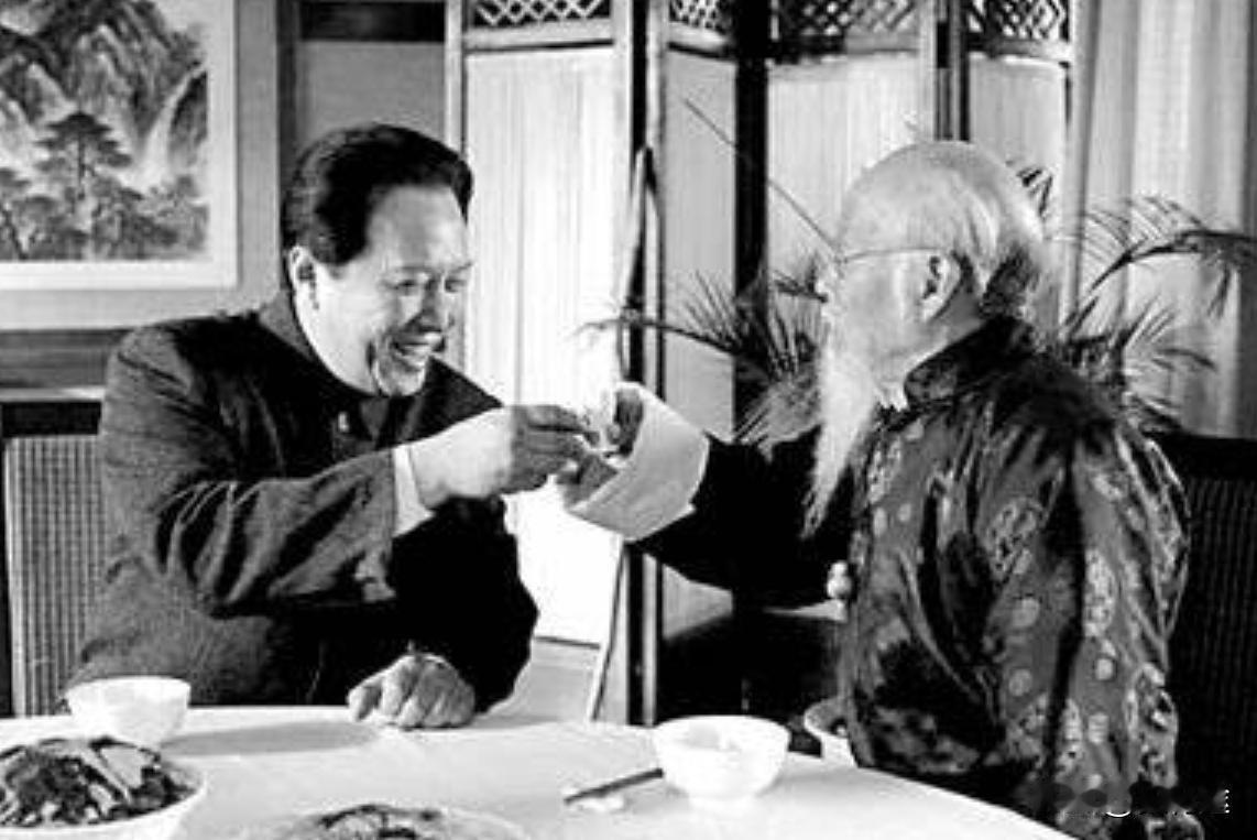 新中国成立初期，毛主席生日临近时，齐白石写了一副对联给毛主席，让他自己都没想到的