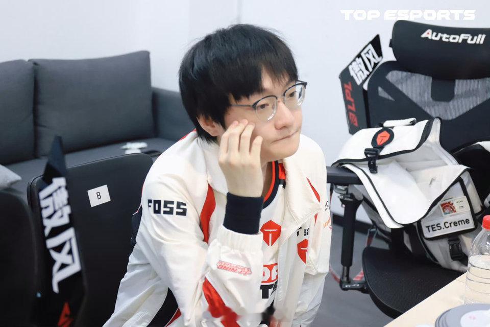 TES现在的整个体系非常抽象：上路无法玩肉，状态好还行，状态差就是干吃资源；中路