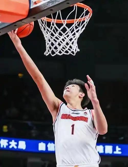 黄明依留队根本不是什么好事。杜润旺顶薪跑了，王少杰回归北控，广东锋线彻底塌方。这