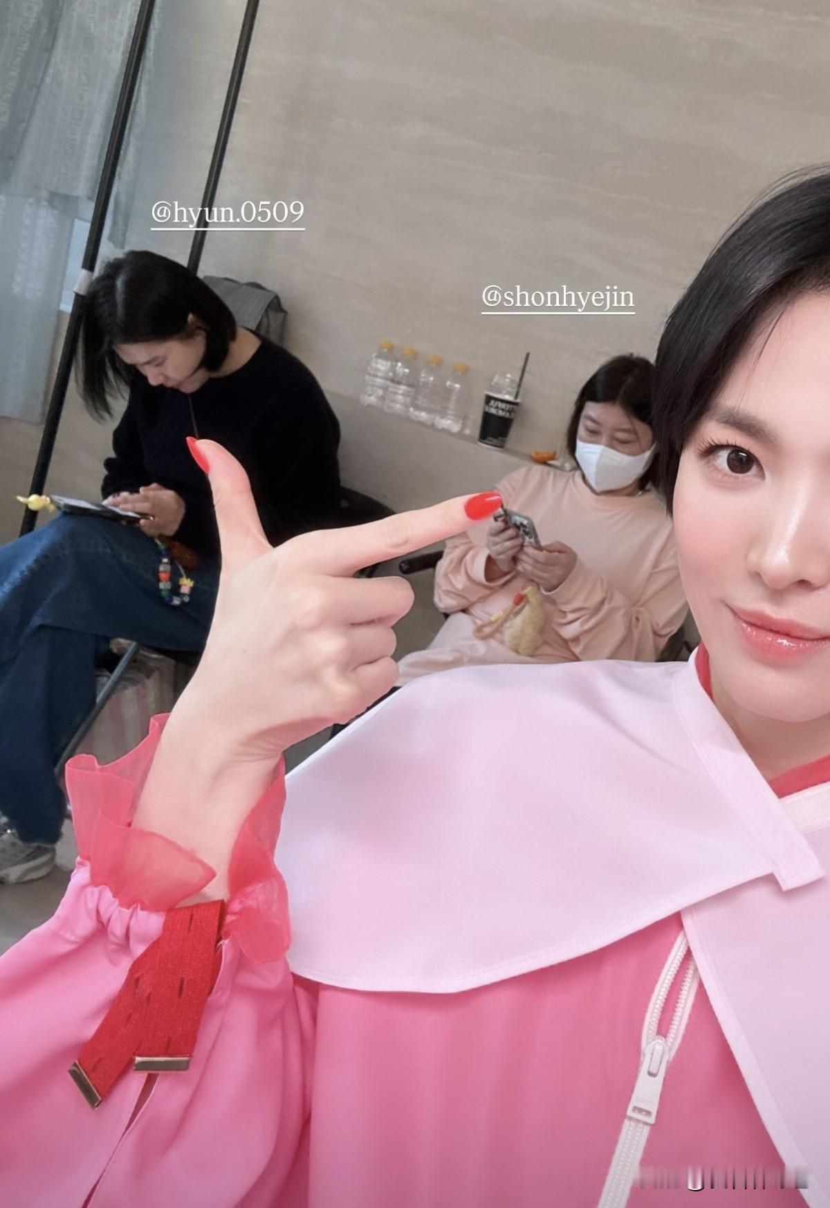 8日，演员宋慧乔在Instagram上传了照片。照片中，宋慧乔正在做头发和化妆，