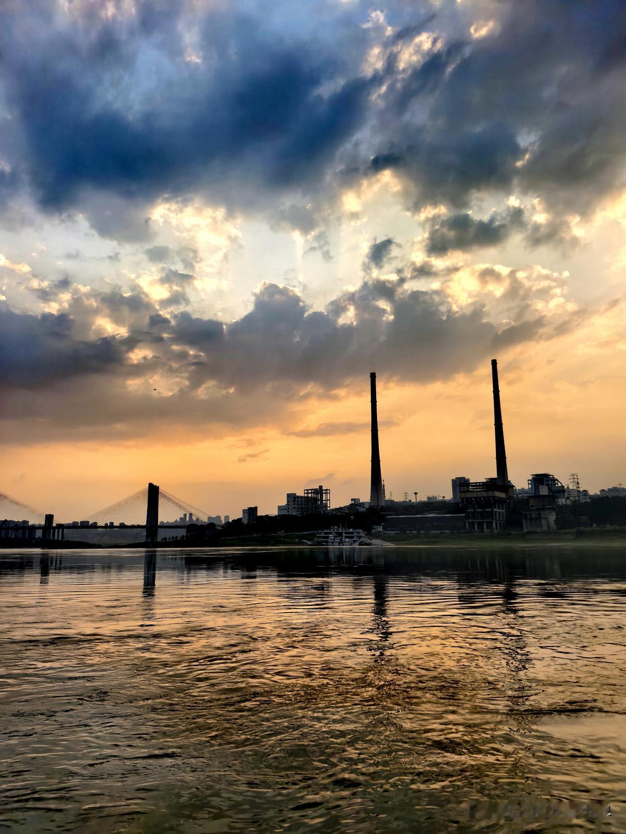 重庆李家沱码头的夕阳江景，那真是绝了！重庆的夏天虽然温度火辣，但火炉城市的夕阳美