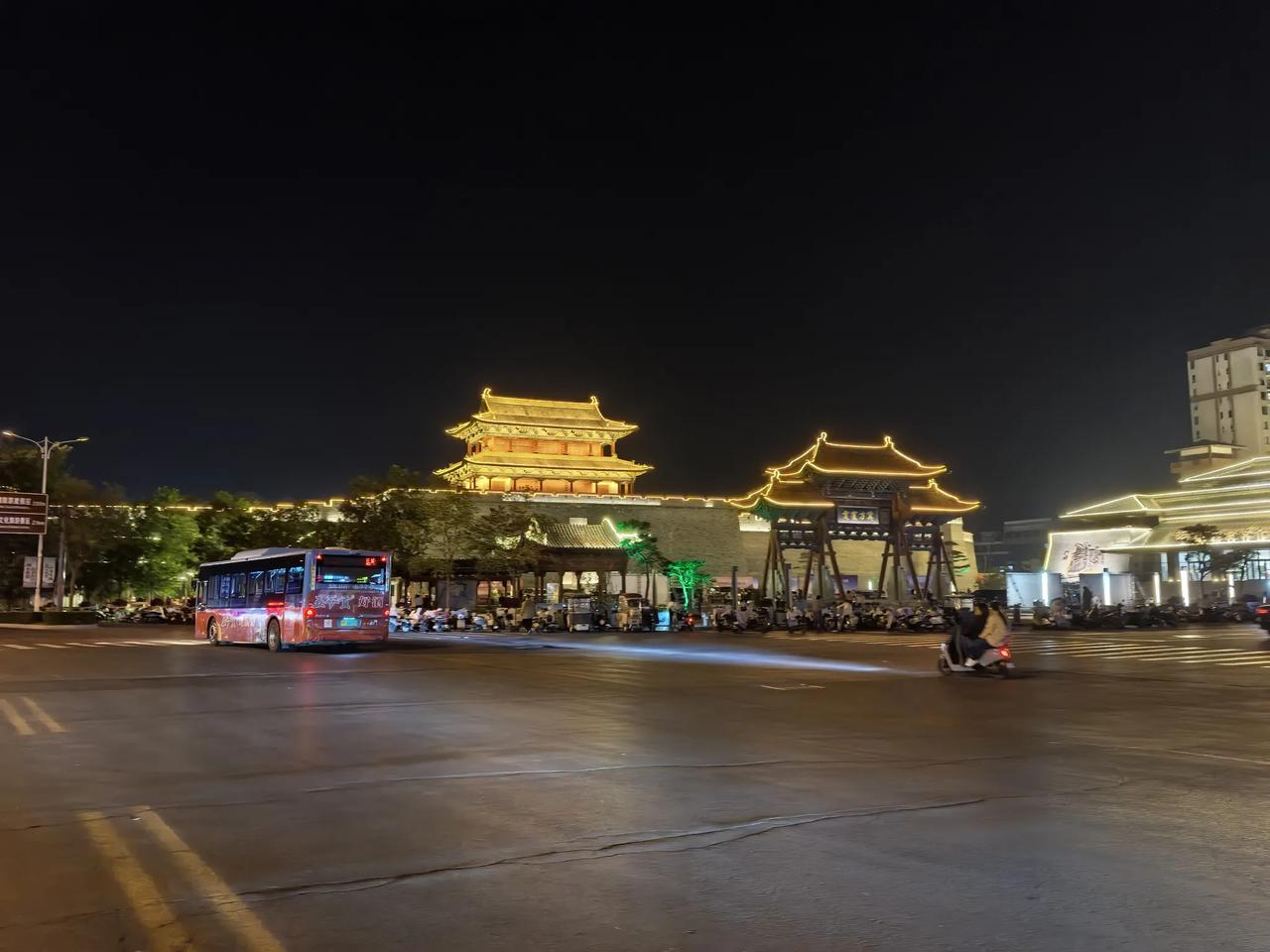 运城之夜:徐徐南风拂面，送来黄河泥土温润的芬芳，又裹挟着盐湖晶盐清浅的咸香。