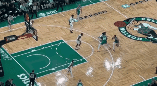 塔图姆大伤初愈，复出首场，准三双，最为惊艳的一球，单手劈扣。现代医学真能让人恢