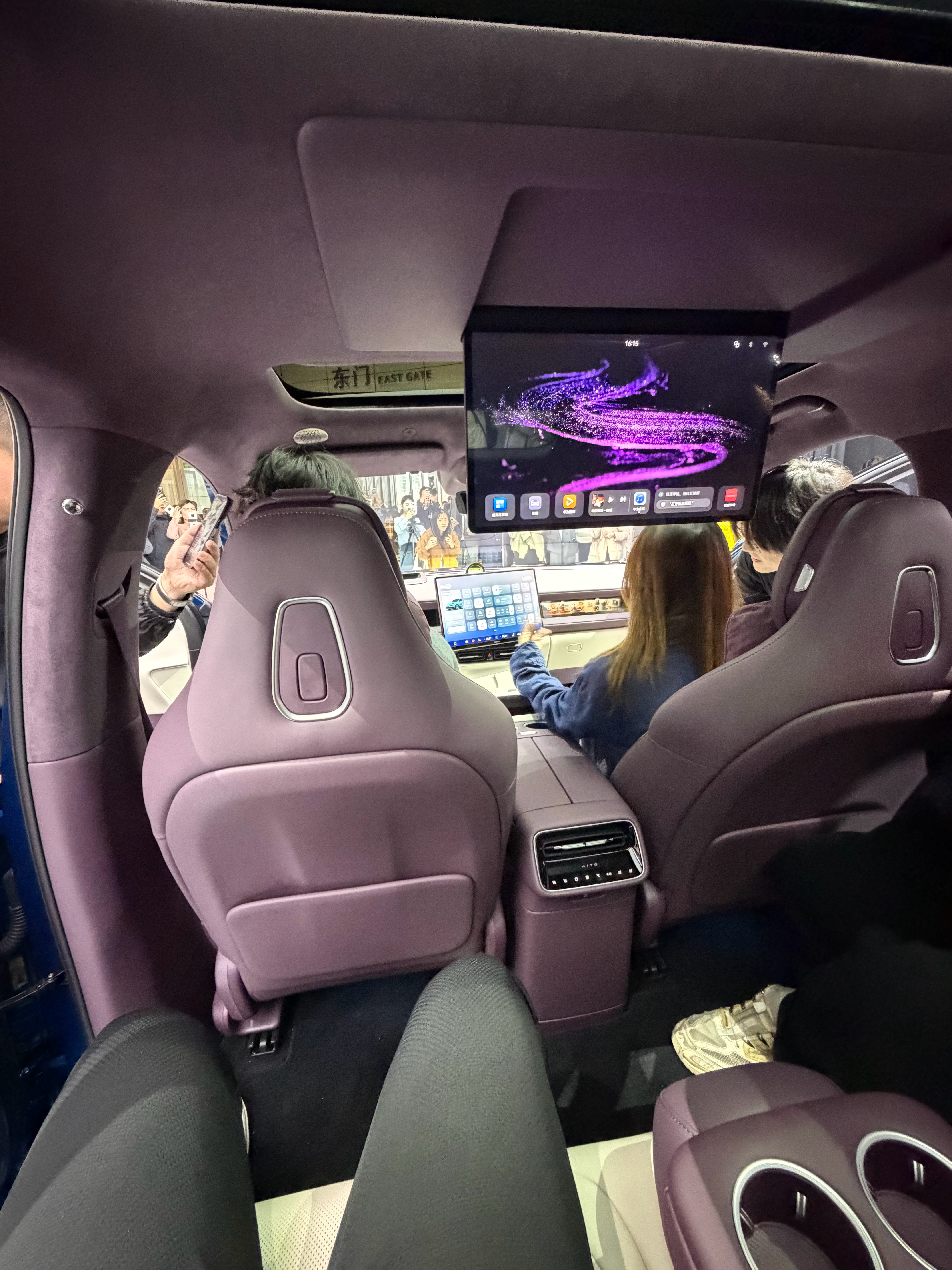 昨天简单坐了下问界M6。车小，空间可不小二排空间出乎意料的大。这台车比较适合不喜