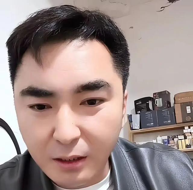 喜梅哥一边拿了妹妹15万（5万摆平打架、10万买房），一边在直播间说“没从喜梅那