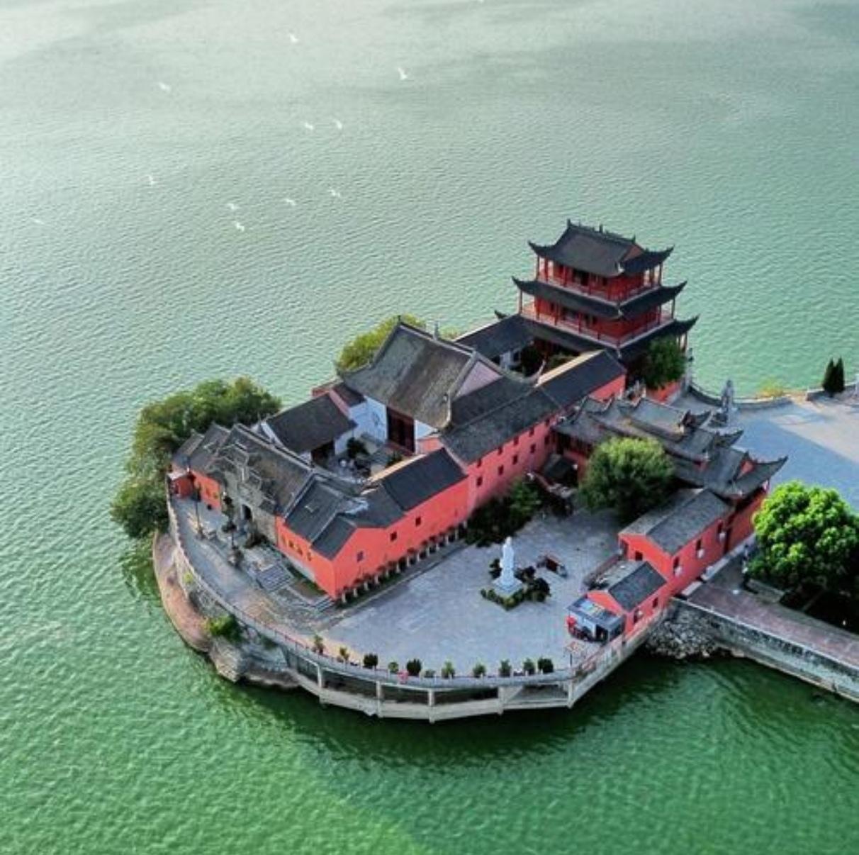 八百里巢湖静卧江淮腹地，三面青山环拥，一湖碧水连天，自成江南清雅气韵。烟波浩渺间