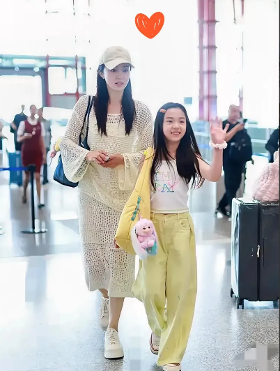 董璇这人像迷一样真的越来越让人猜不透了，​你说她不爱自己女儿吧，跟小