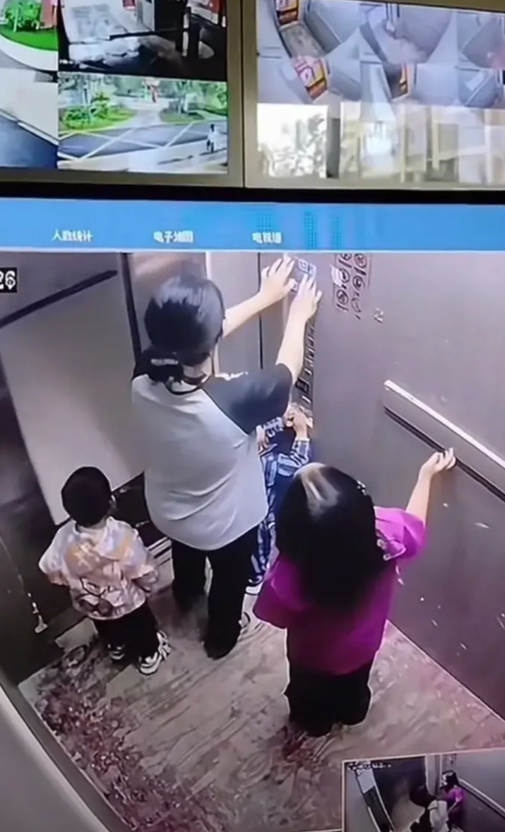太缺德了！一个妈妈带着三个孩子把电梯里所有的楼层按钮都按了一遍，匆匆逃离。网友：