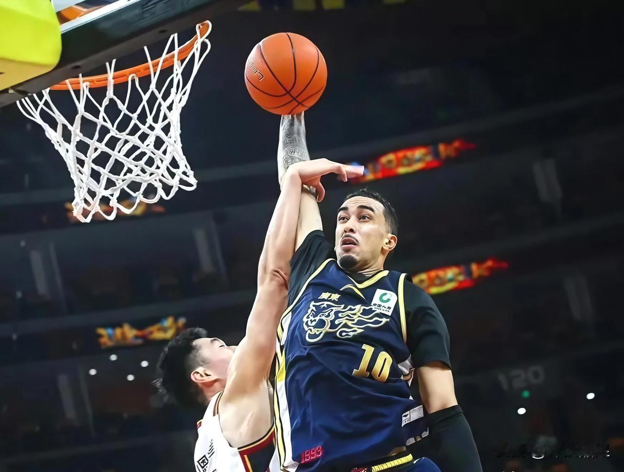 广东宏远今晚117-84大胜吉林，三个有趣现象！1.两队都只有两个外援，他们都