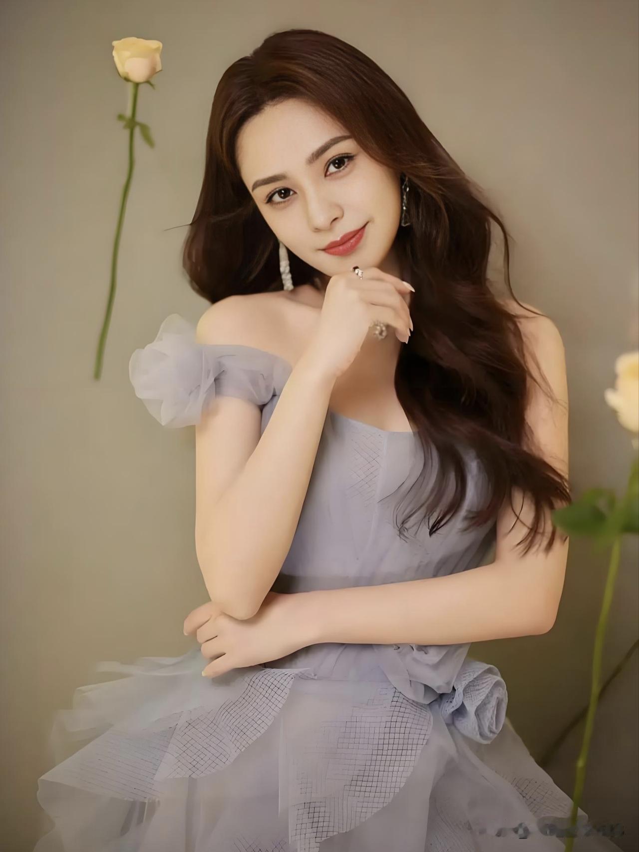 阿娇的美，是岁月沉淀的温婉。历经千帆，她愈发从容松弛，珠圆玉润中透着国泰民安的优