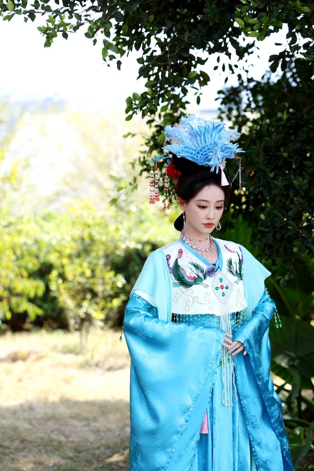 祝绪丹古风造型太绝了，一眼梦回千年一袭水蓝色古风华服，衣身绣着精致的翠羽纹样，