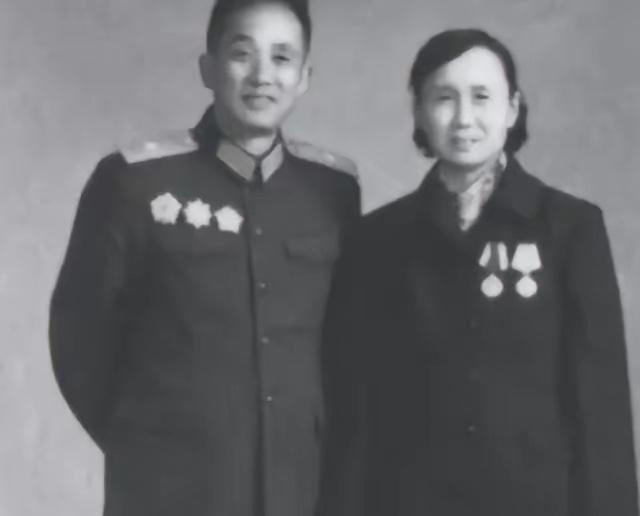 1947年，一名解放军师长，大腿根部受伤住院，这时，一19岁女护士来到他的病房，