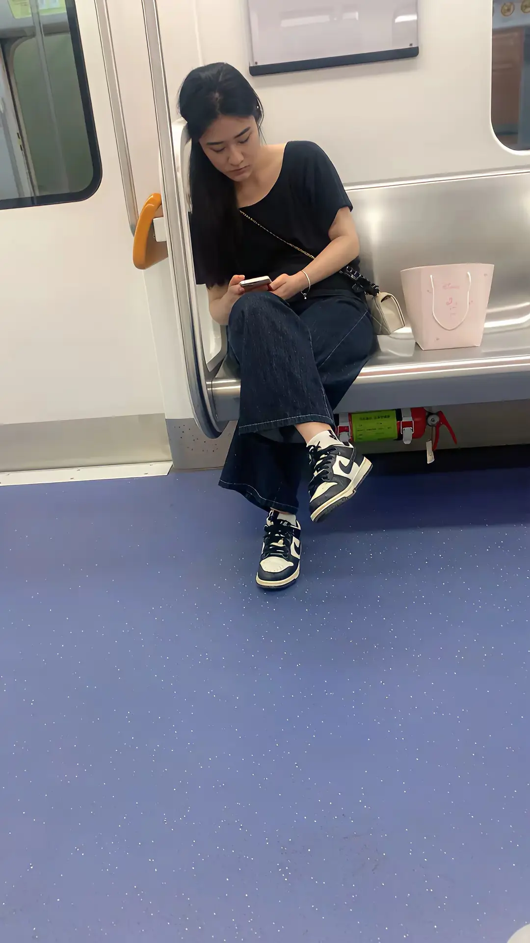 顿时好尴尬，😅还以为我跟她是情侣呢