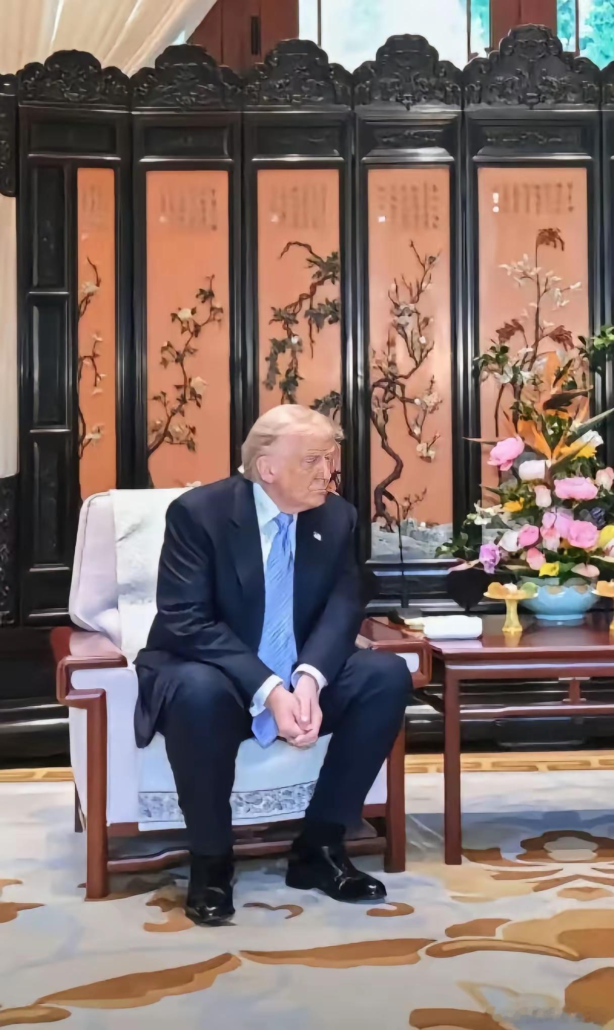 二郎腿不翘了，坐姿改了，眼神也清澈了，原来他们也会规规矩矩的坐好，尊重是靠自身实